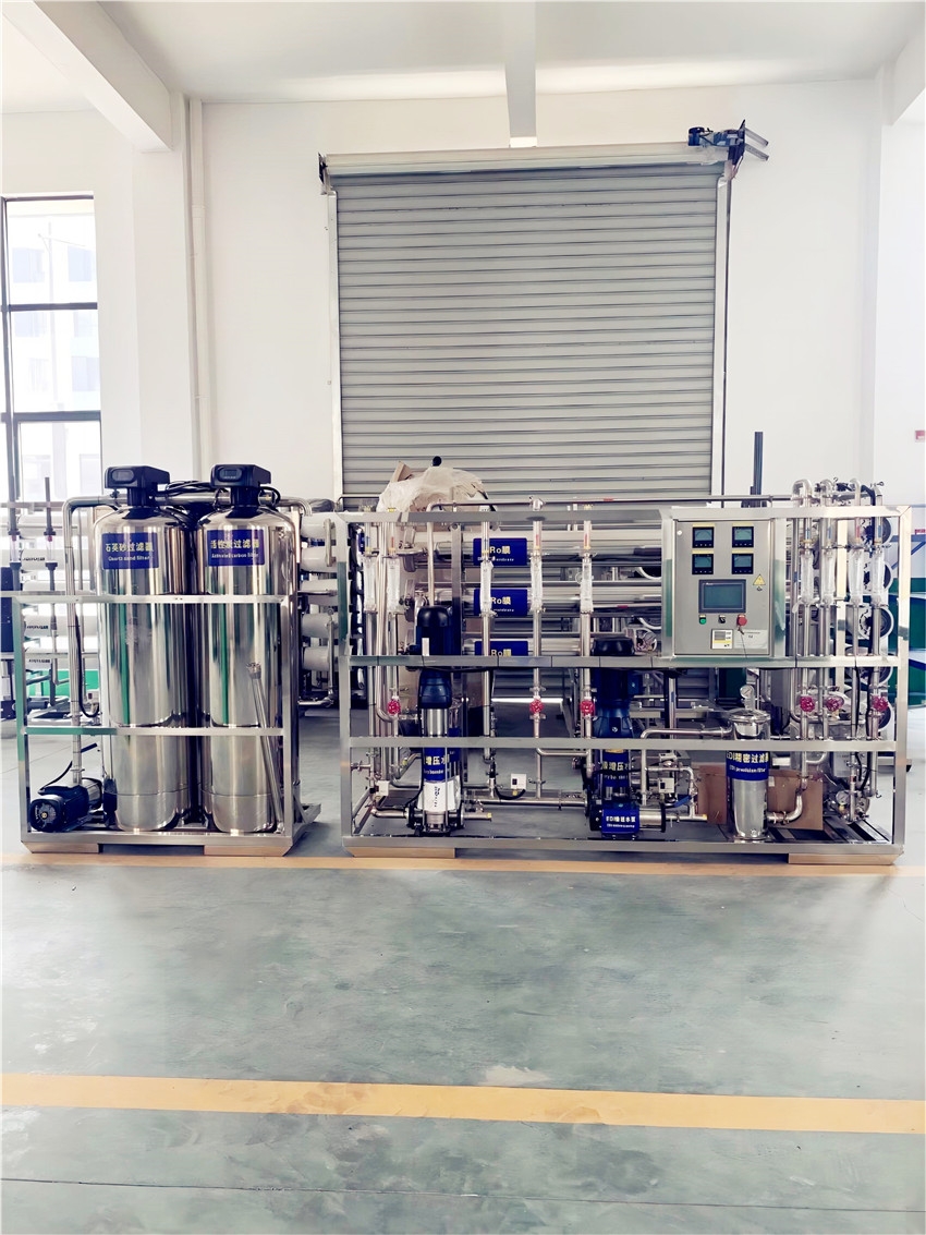 纯化水设备的预处理系统中，活性炭过滤器的作用是什么？